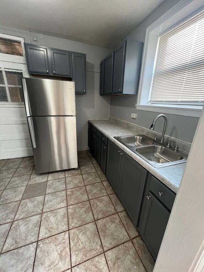 Photo - 909 E 85th St