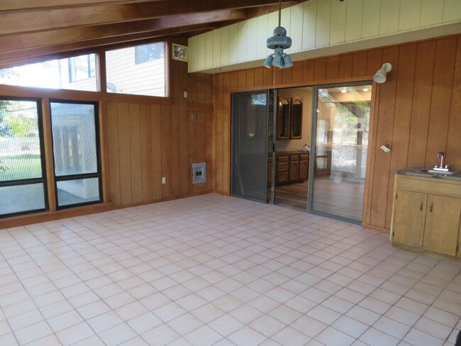 Photo - Huge Tri-Level Duplex
