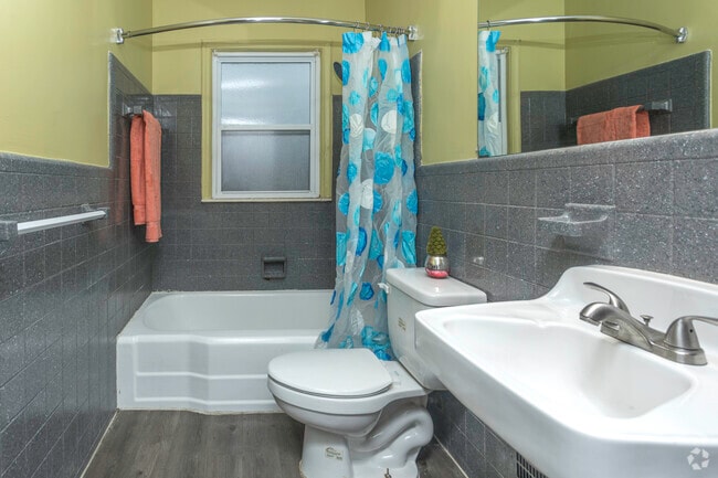 1BR, 1BA - 750 SF Lower