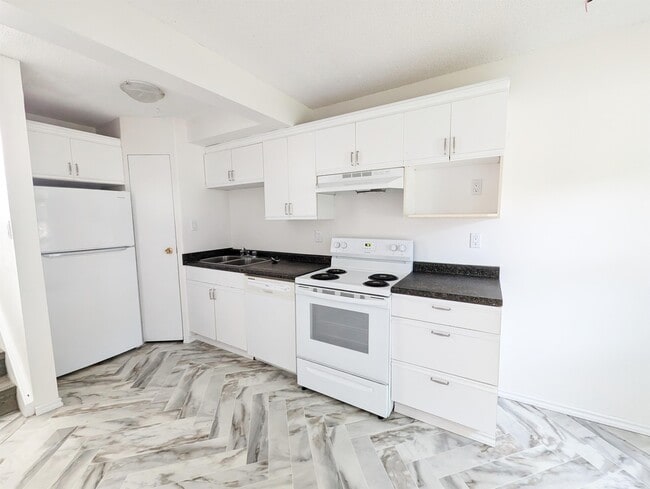 Photo - 852-828 28 St E