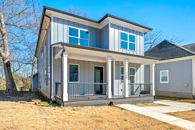 Photo - 726 Windsor St SW