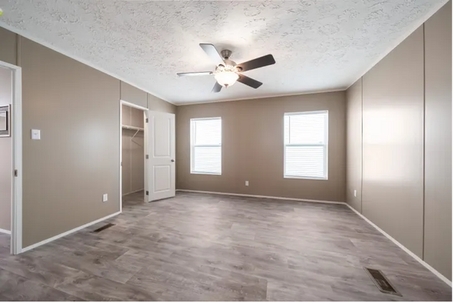 Building Photo - Spacious 3 bedroom 1 bathroom Pet Friendly Home