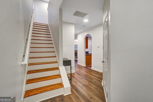 Photo - 702 Surrey Park Pl SE