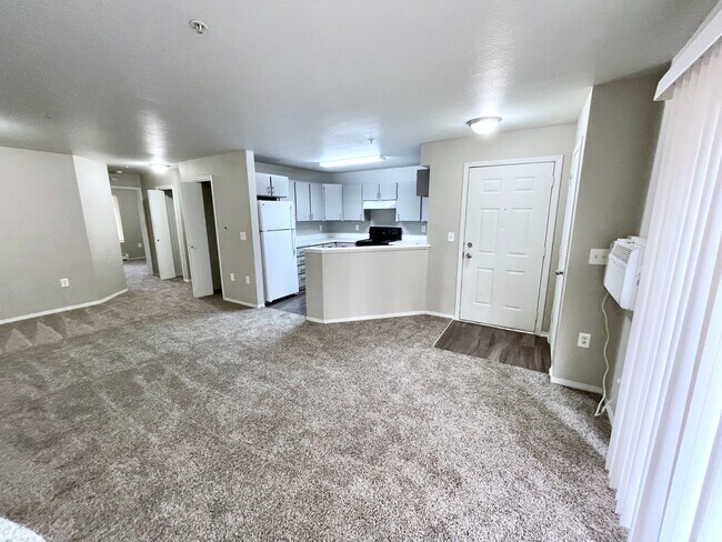 Apartamento de dos habitaciones: sala de estar/puerta principal - Montview Meadows