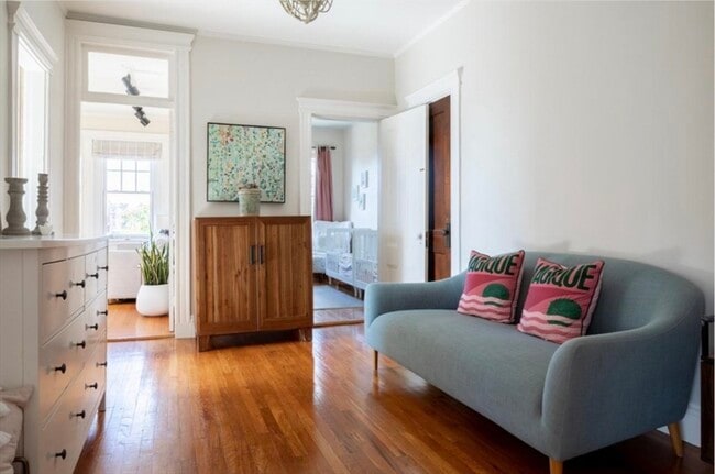 Building Photo - 252 Newbury St Unit 17