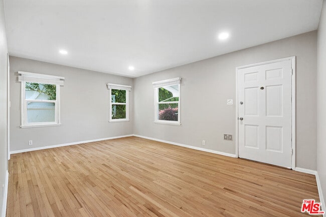 Photo - 815 Crestmoore Pl