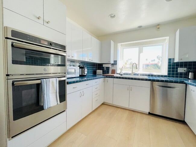 Cocina - 6620-6624 La Jolla Blvd