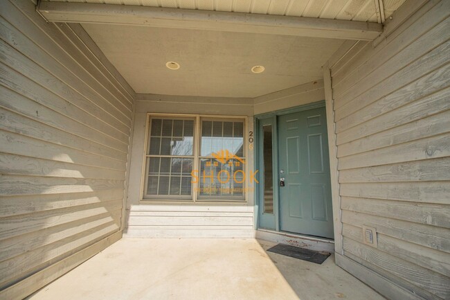 LARGE TOWNHOME - LOTS OF SPACE!