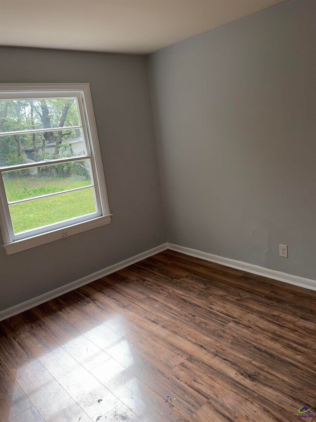 Photo - 202 Ruzelle St