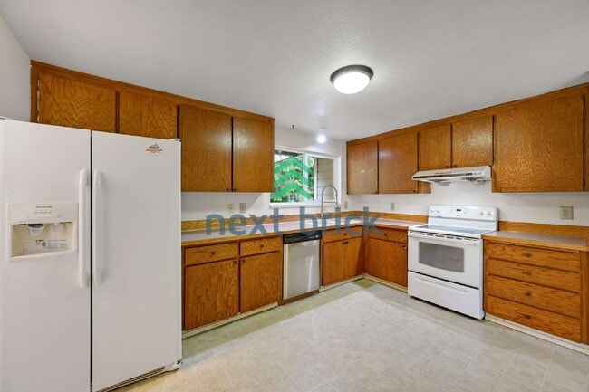 Spacious 4-Bedroom Retreat with 3 Full Baths in the Heart of Redmond – 2,490 Sq Ft of Comfort!