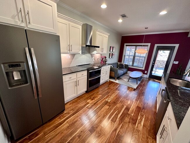 Photo - 272 Lake Vista Way