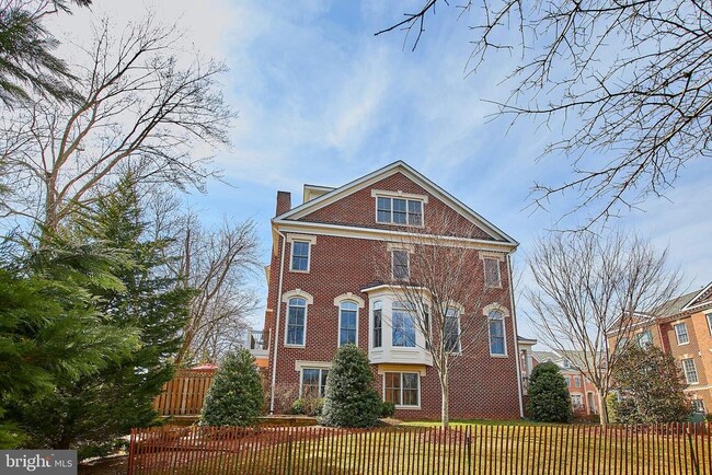 Building Photo - 7023 Little Leaf Linden Ln