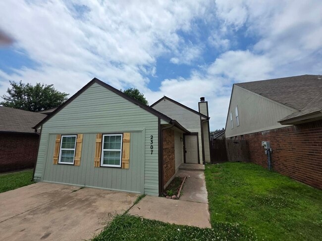 Building Photo - HF:2307 N Lincoln Ave