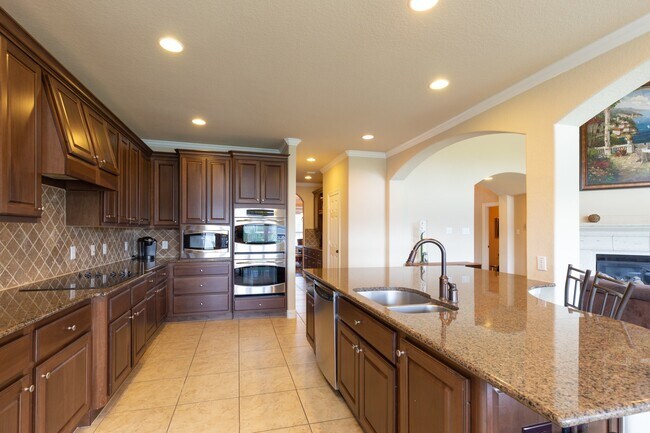 Photo - 162 W Hullwood Ct