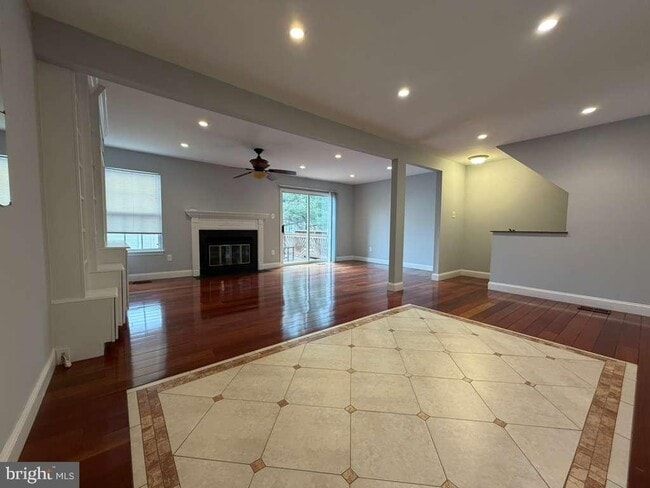 Photo - 10354 College Square