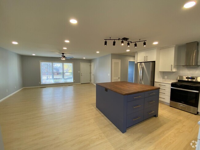 Building Photo - 1218 N Lewis Ave Rental
