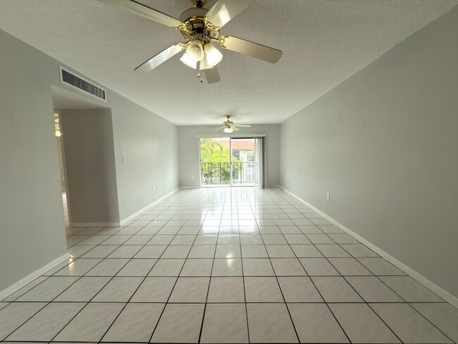 Living Room - 805 W Oakland Park Blvd Unit #D19