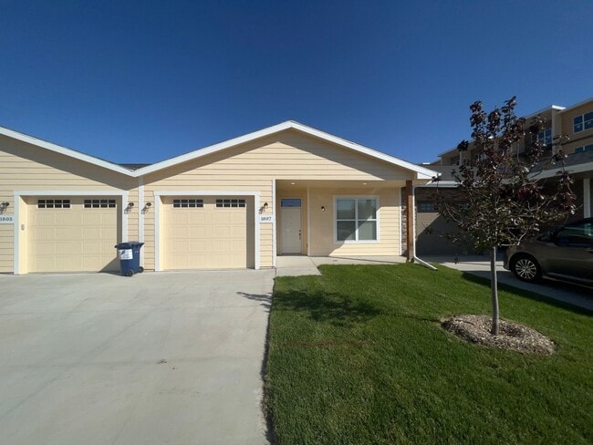 Building Photo - 1803 Hillcrest Dr Unit 1