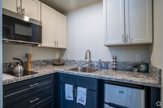 Studio, 1BA - 275SF - 323 Flats