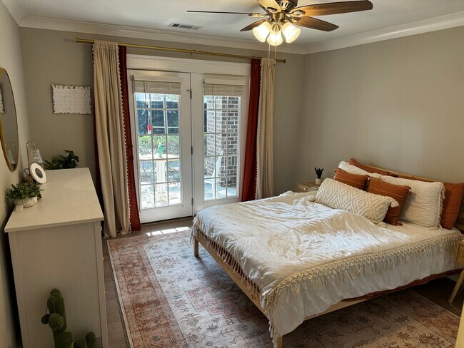 Photo - 2701 Selwyn Ave