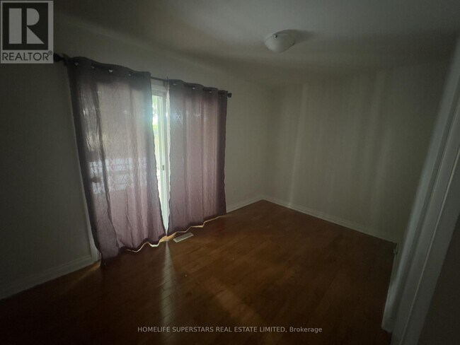 Photo - 215 Archdekin Dr