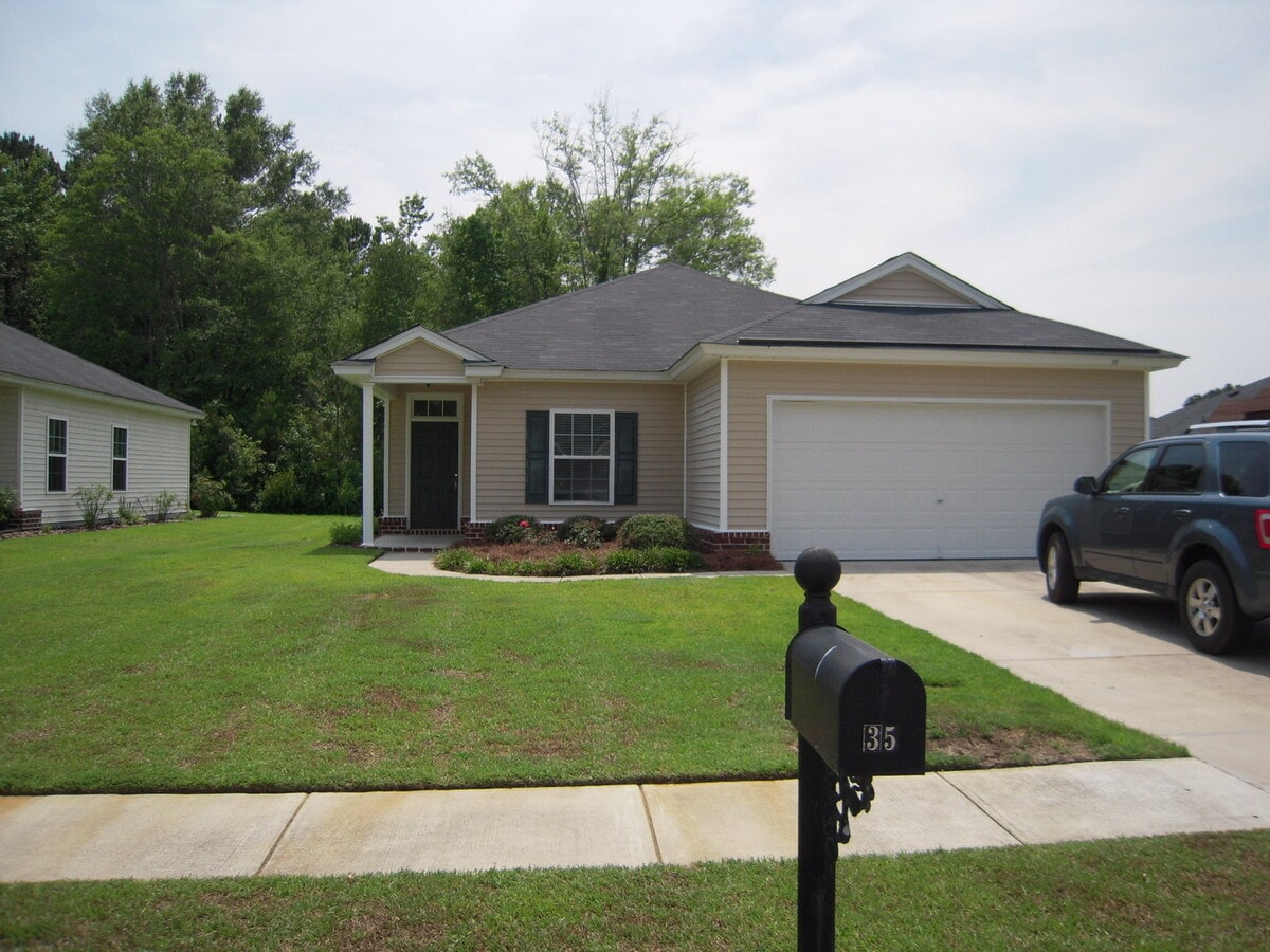 New floors, just painted, and all new appliances!! - New floors, just painted, and all new appliances!!