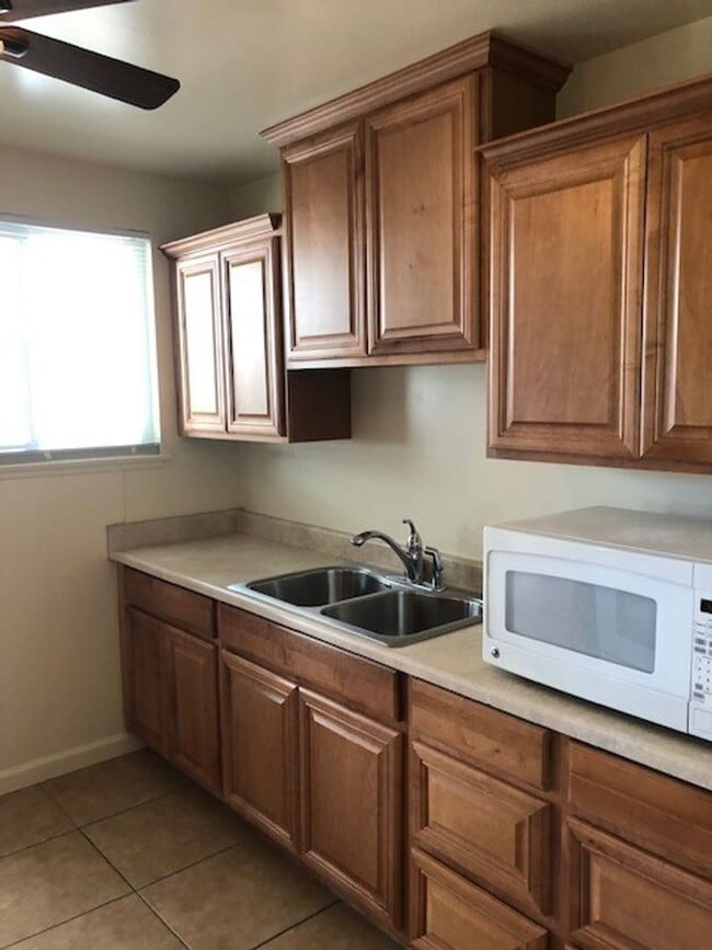 Building Photo - Adorable 2 bed 1 bath home near Downtown V...