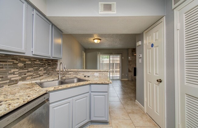 Building Photo - 10555 Turtlewood Ct Unit 2802