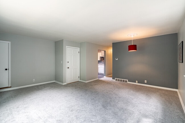 Living-Entrance - 3558 N Cramer St Unit 2