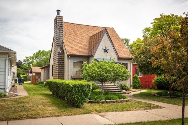 Building Photo - Gorgeous Tudor Northside Home!