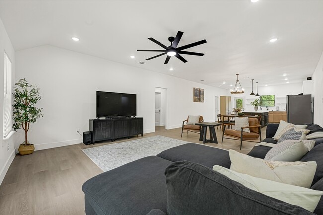 Photo - 1008 Danube St