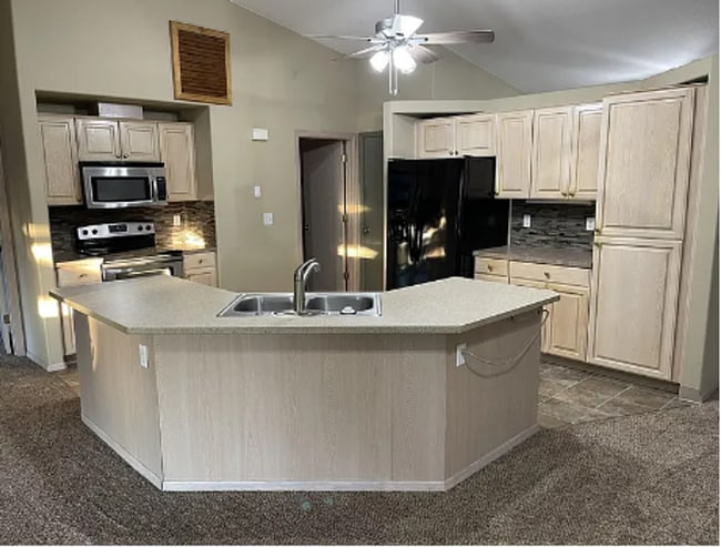Building Photo - Charming One-Level Ranch in Peaceful Battl... Rental