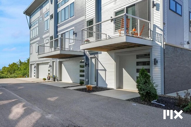 Photo - 627 Fairview Ave NE