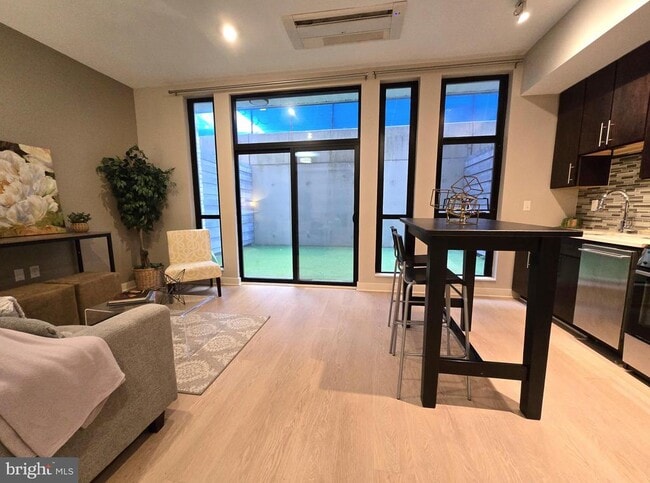 Building Photo - 1320 Fenwick Ln Unit 6