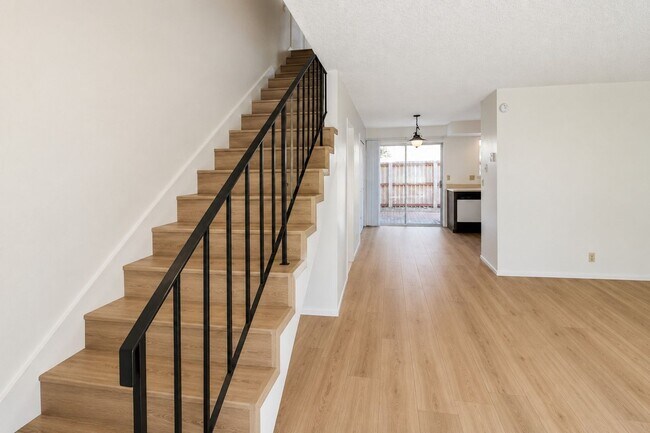 Building Photo - 2 Bedroom Townhouse Style Apartment with Private Fenced Patio Unit 1338 C