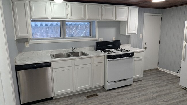 Photo - Welcome to this charming 3-bedroom, 1-bathroom home in Akron - Section 8 Welcome