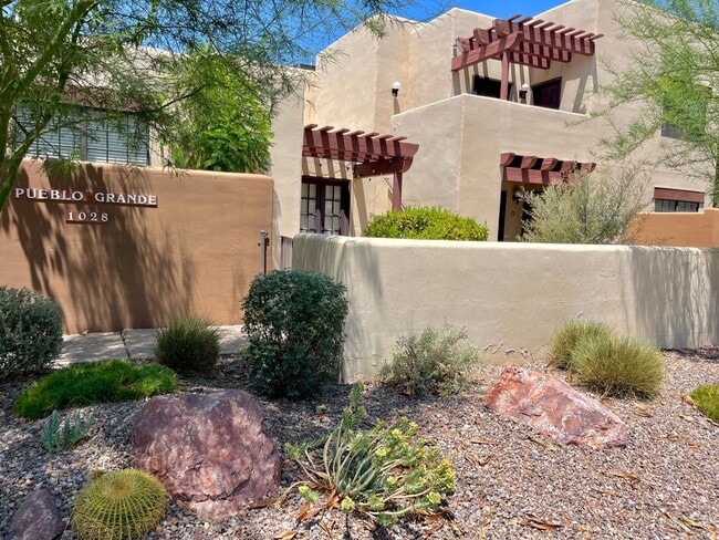 Building Photo - ASU Location!! Welcome to this modern and recently remodeled bedroom, 1 bathroom condo!
