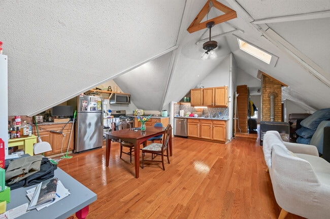 Building Photo - 2404 Lyndale Ave S Unit 3