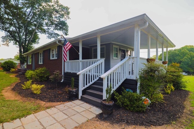 Building Photo - Beautiful 3 Bedroom Home in Central, SC