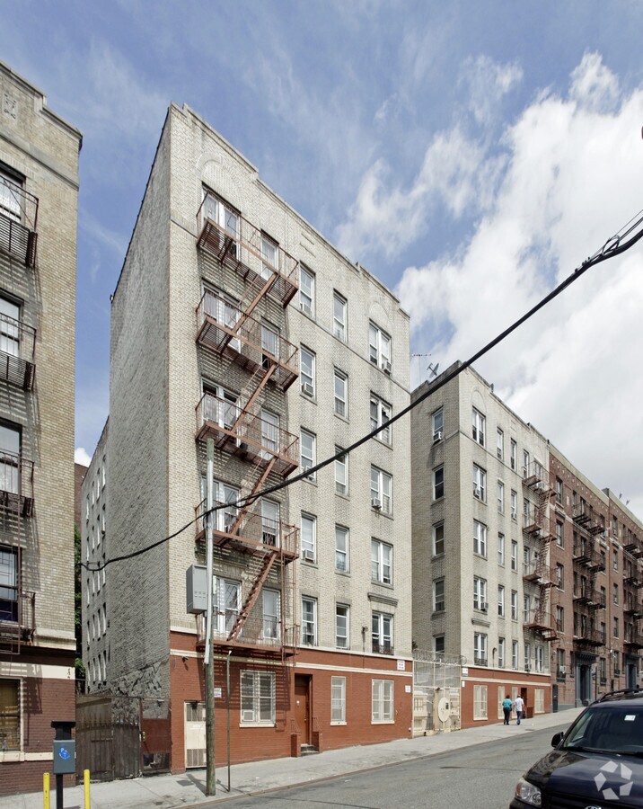 2475 Tiebout Ave - 2475 Tiebout Ave