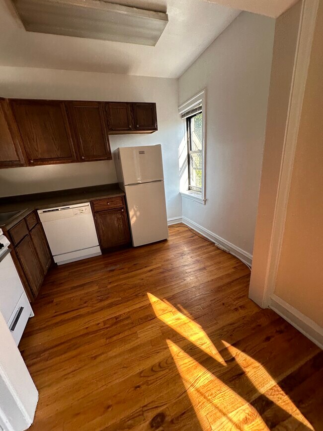 Building Photo - 556 W Wellington Ave Unit 314