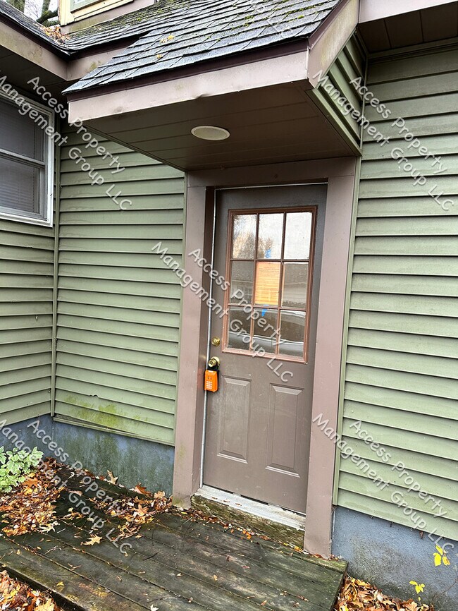 NW Side Upper Duplex 2 Bedroom Unit Rental House Rental in Grand