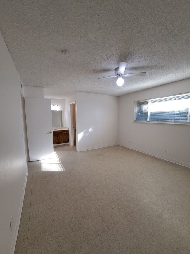 Photo - 4864 E University Ave Unidad B