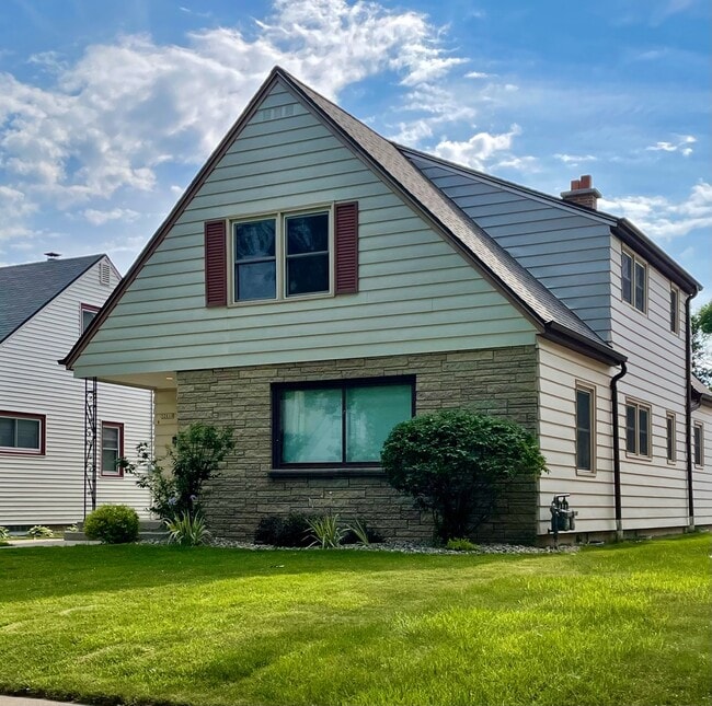 3261 N 90th St Unit Upper