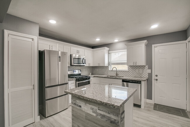 Photo - 907 Avenue E