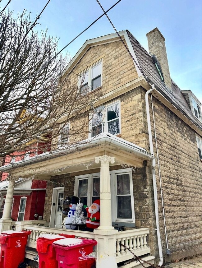 Building Photo - 819 E 5th St Unit 819 E 5th 2