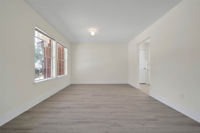 Photo - 5303 Bay Pines Dr