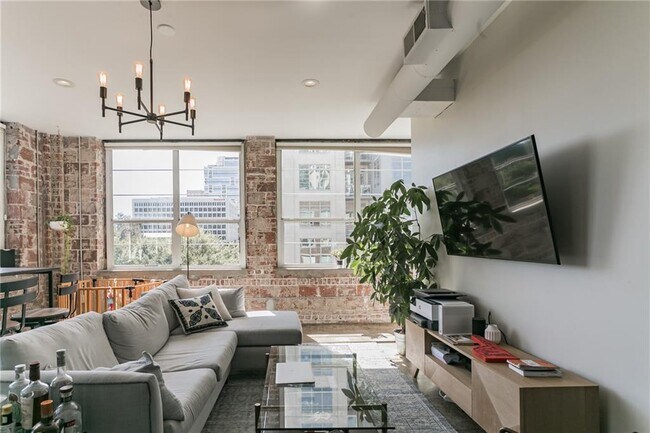 Building Photo - 800 Peachtree St NE Unit 8515