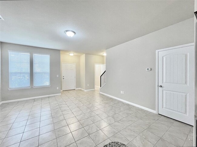 Photo - 415 Crater Lake Dr