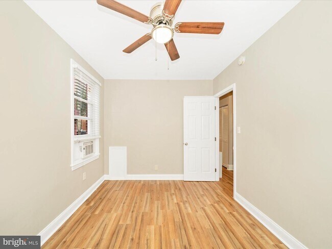 Photo - 4215 Dix St NE